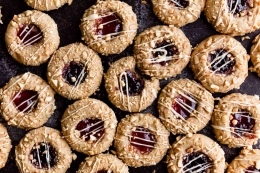 Peanut butter and jelly thumbprint cookies (sumber gambar : sallysbakingaddiction.com)