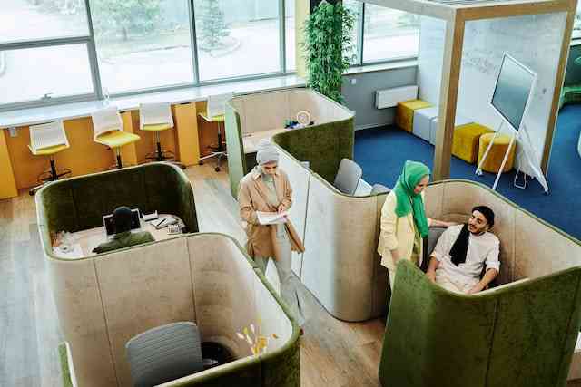 Ilustrasi pegawai muslim di sebuah kantor. (sumber foto: Edmond Dants / Pexels)