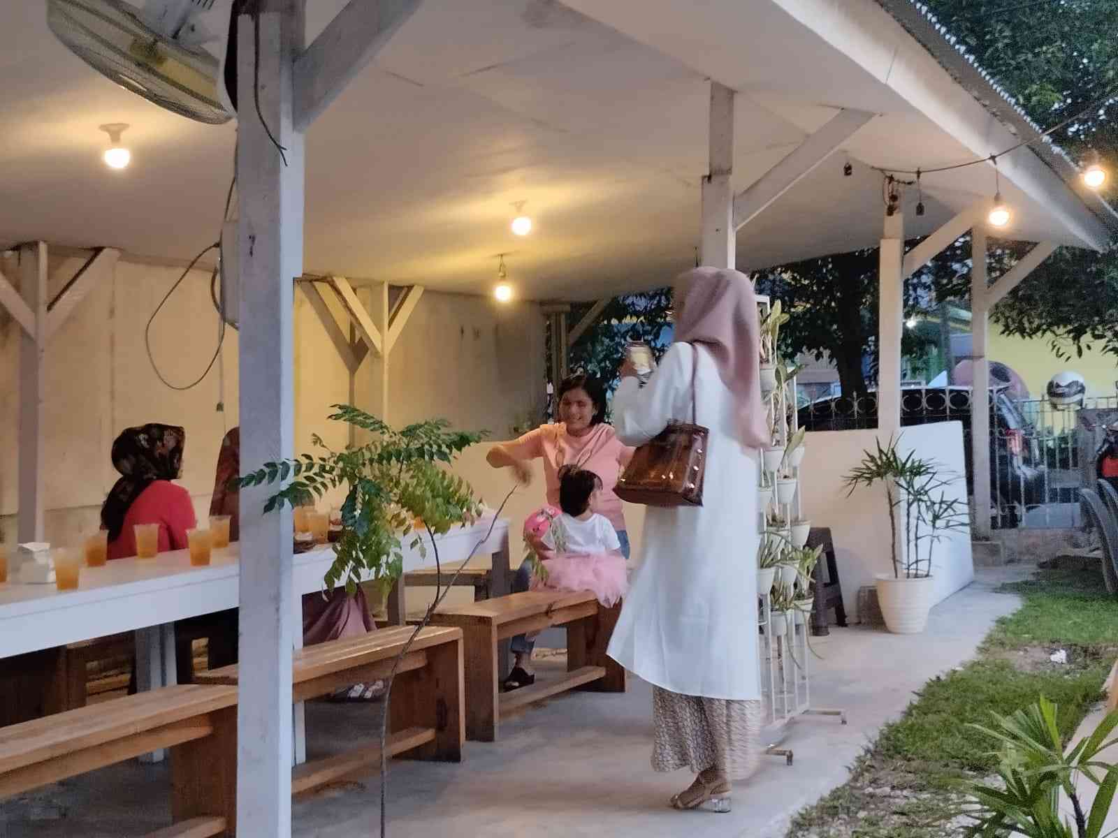 Bukber di tempat yang ramah dan sederhana. (Foto Akbar Pitopang)