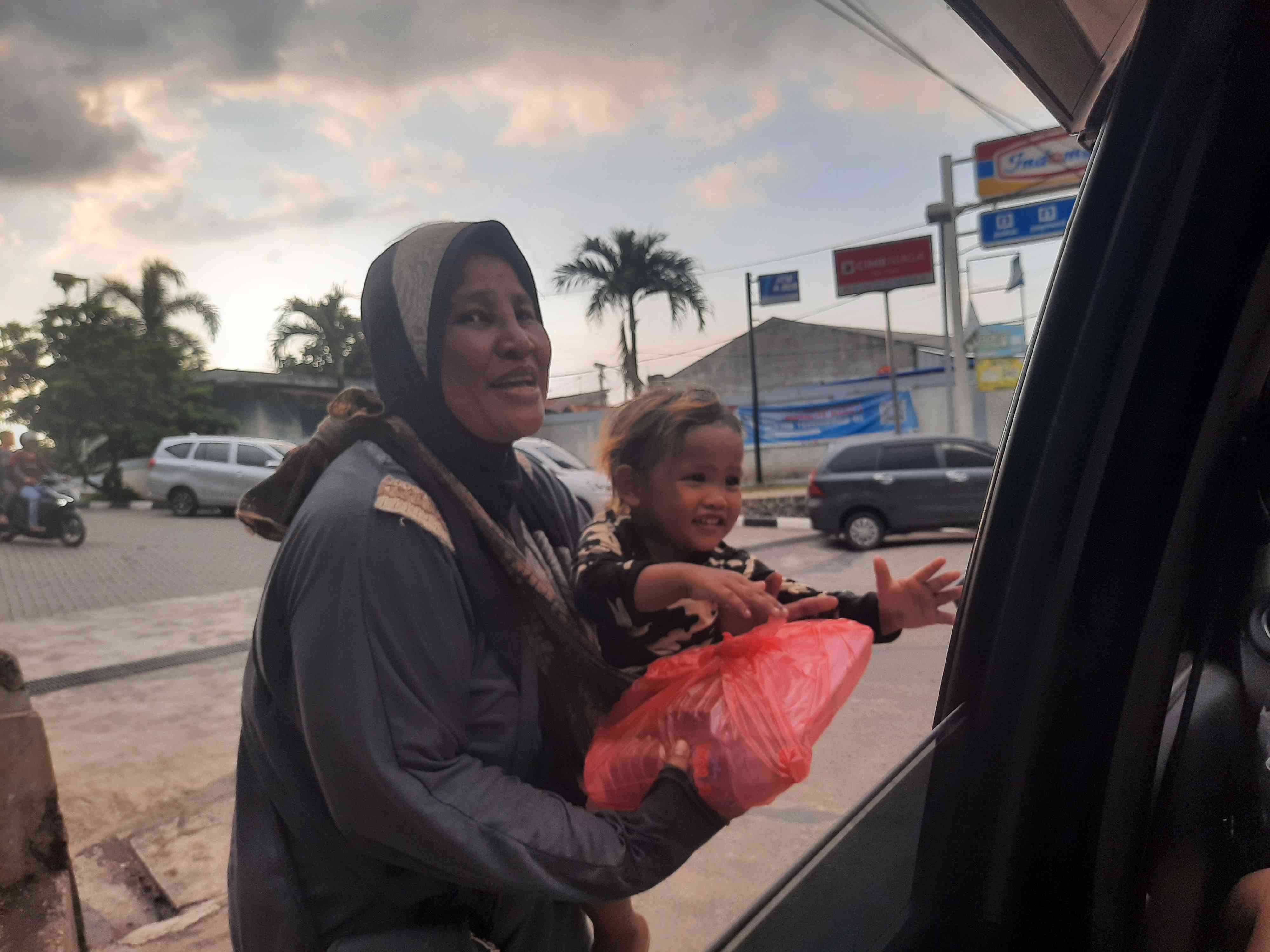 Pemberian Paket Berbuka untuk Pekerja Harian di Jalan