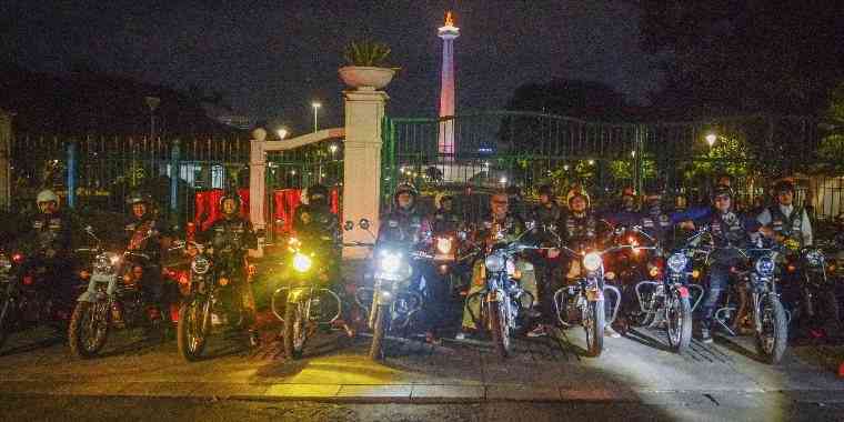 Foto bersama Night Ride RoJak di depan Area Monas (Doc. Kangmox)