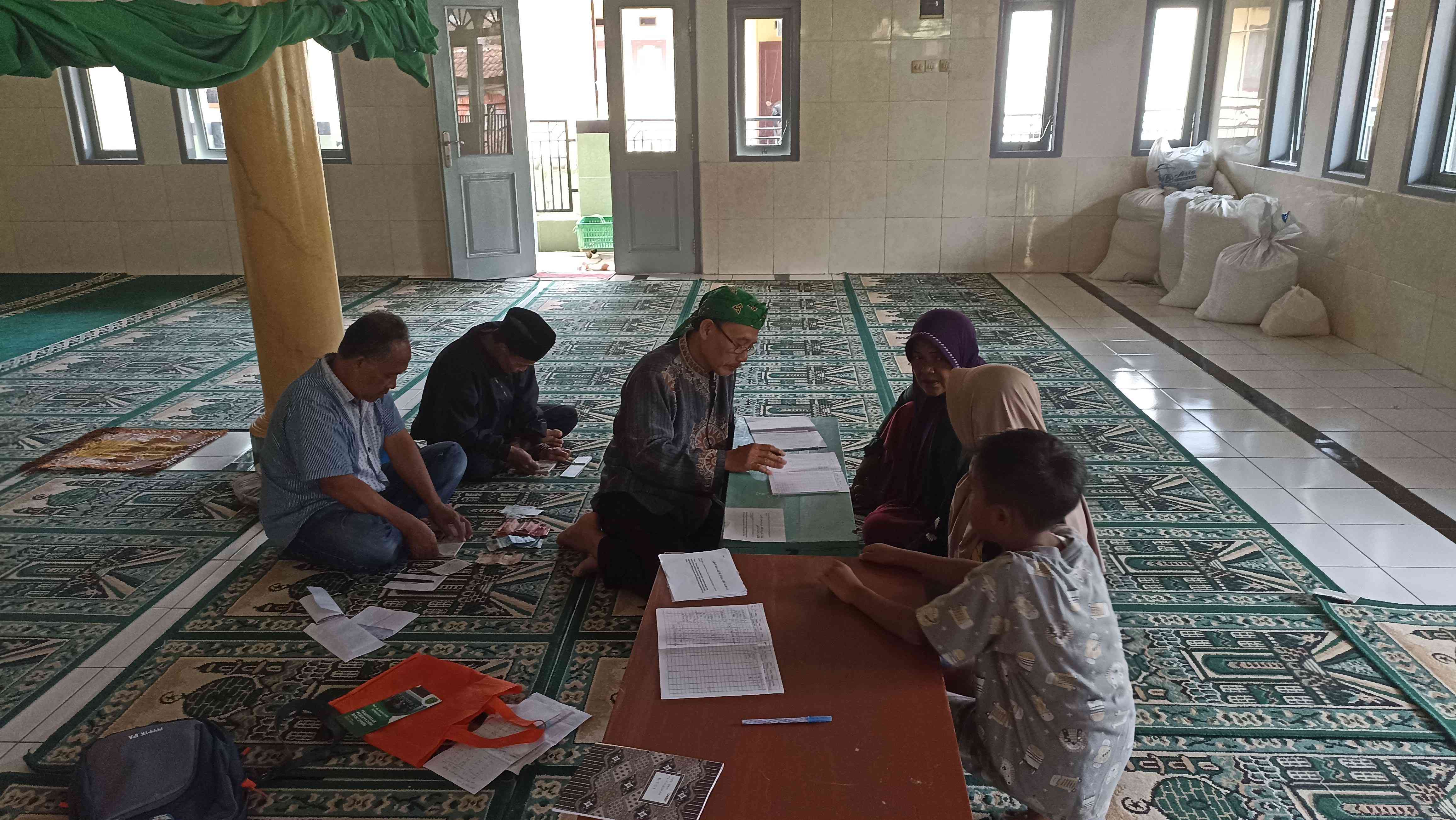 UPZ sedang menerima titipan zakat fitrah, infak dan sodakoh (dokpri) 