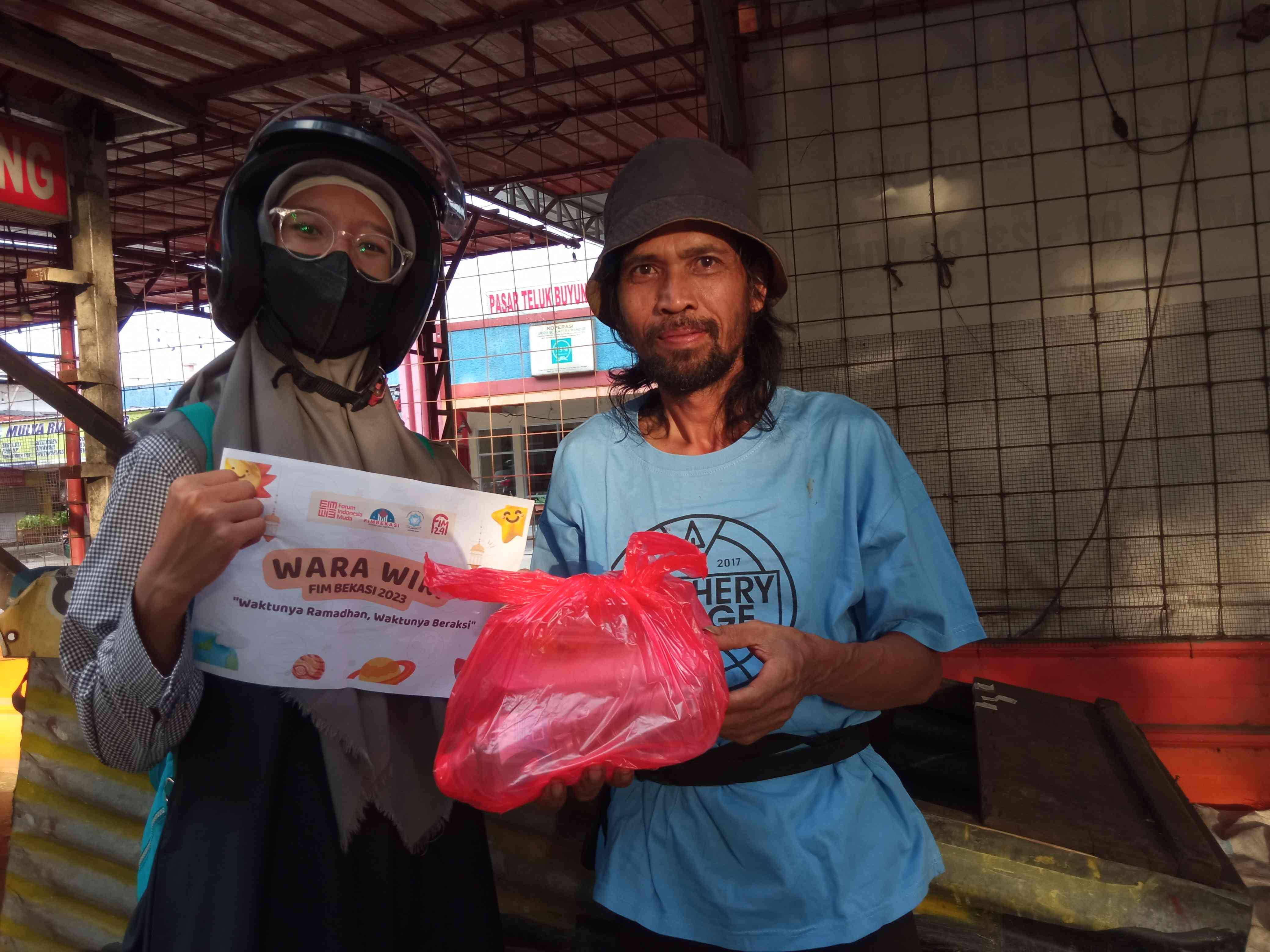 Pembagian Paket Berbuka untuk Pekerja Harian di Jalan