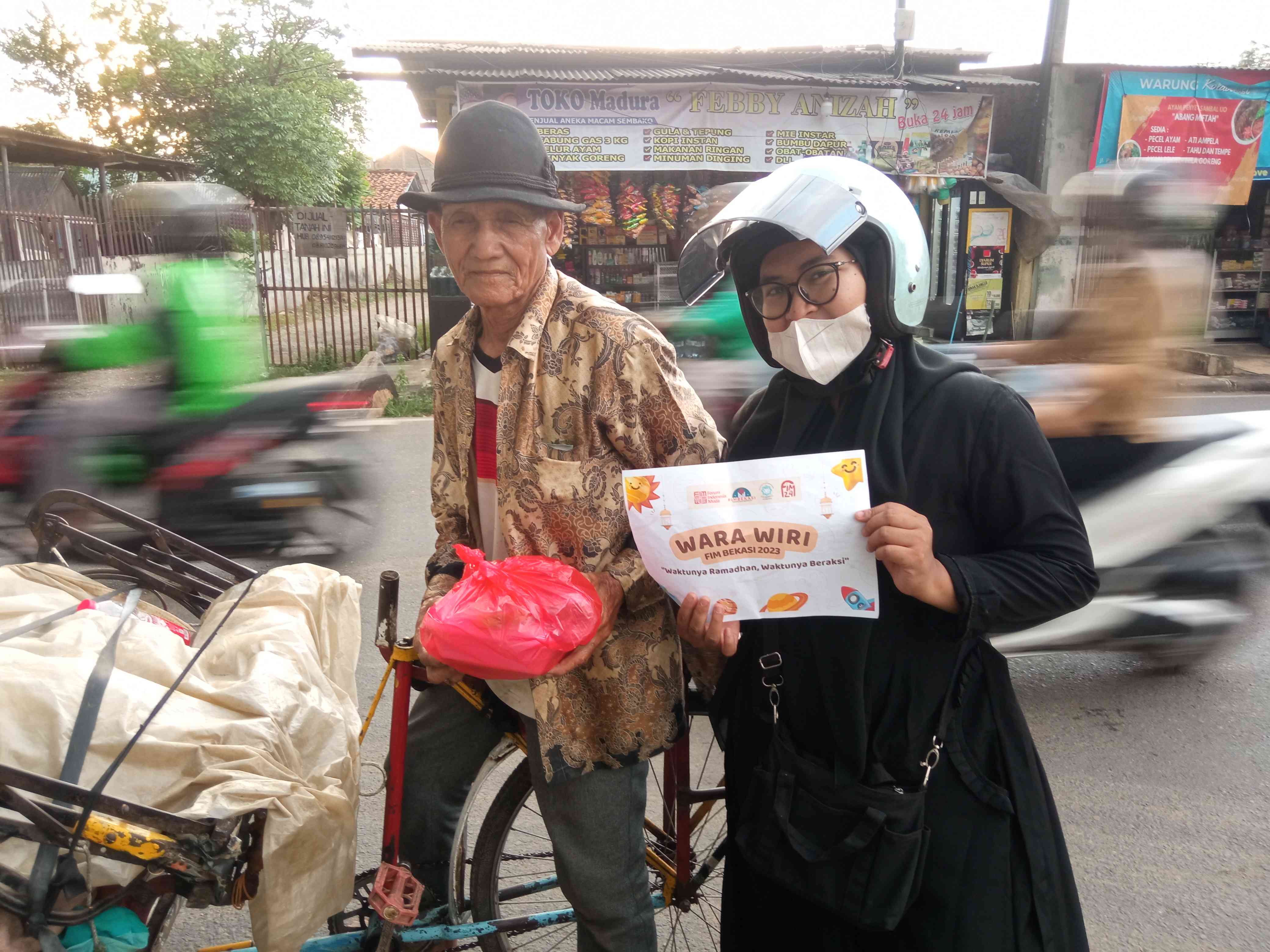 Pembagian Paket Berbuka untuk Pekerja Harian di Jalan