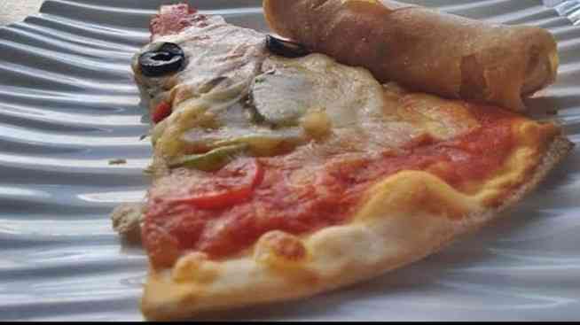 Satu slice pizza dan sepotong lumpia,  yummy nih buat cemilan ngetehanis panas. Dokpri