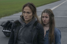 Jennifer Lopez dan Lucy Paez dalam The Mother (2023), foto dari Rotten Tomatoes