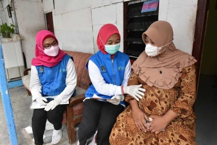 Para kader kesehatan di Kota Surabaya melakukan pendataan dan intervensi kepada ibu hamil di Surabaya, Jawa Timur.| Dok Pemkot Surabaya via Kompas.com
