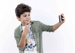 Ilustrasi anak selfi dengan gadget (Freepik)