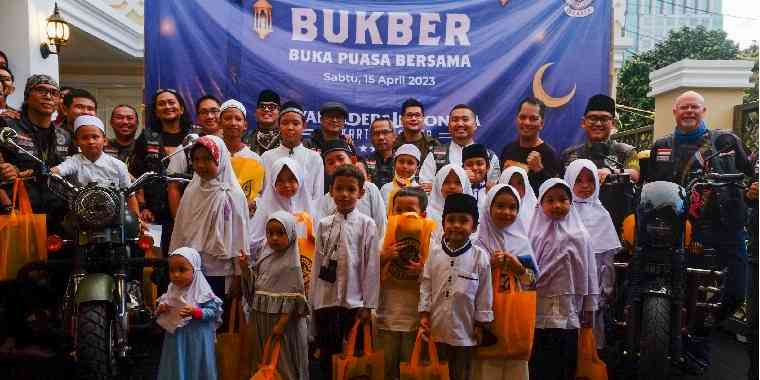 Foto bersama anak-anak yatim (Doc. Kangmox)