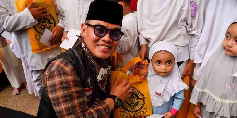 Marshall RoRI Jakarta Mother Chapter menyerahkan sedekah kepada perwakilan anak panti (Doc. Kangmox)