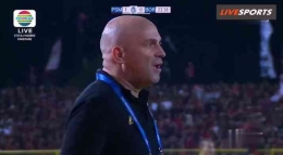 Reaksi pelatih PSM, Bernardo Tavares setelah timnya mencetak gol pertama. Sumber: screenshoot live streaming LIVESPORTS/Live INDOSIAR