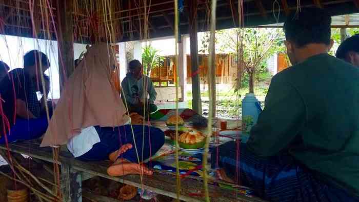 Semoga ketika Anda-lah yang berkunjung, surai beringin di atas berugaq ini masih ada. Dokpri