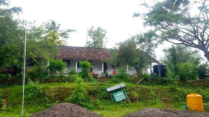 Salah satu madrasah, masih dalam proses pembangunan )sisi kanan foto ini), hanya 3 menit dari homestay sekaligus 'kantor' GBF di foto atas. Dokpri