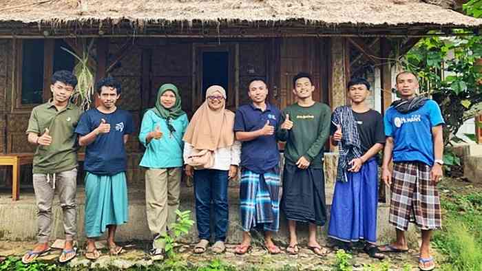 Saya dan kak Laely, bang Ilham (sarung kotak biru), bersama Pak Kadus Sairi dan kawan-kawan GBF. Dokpri