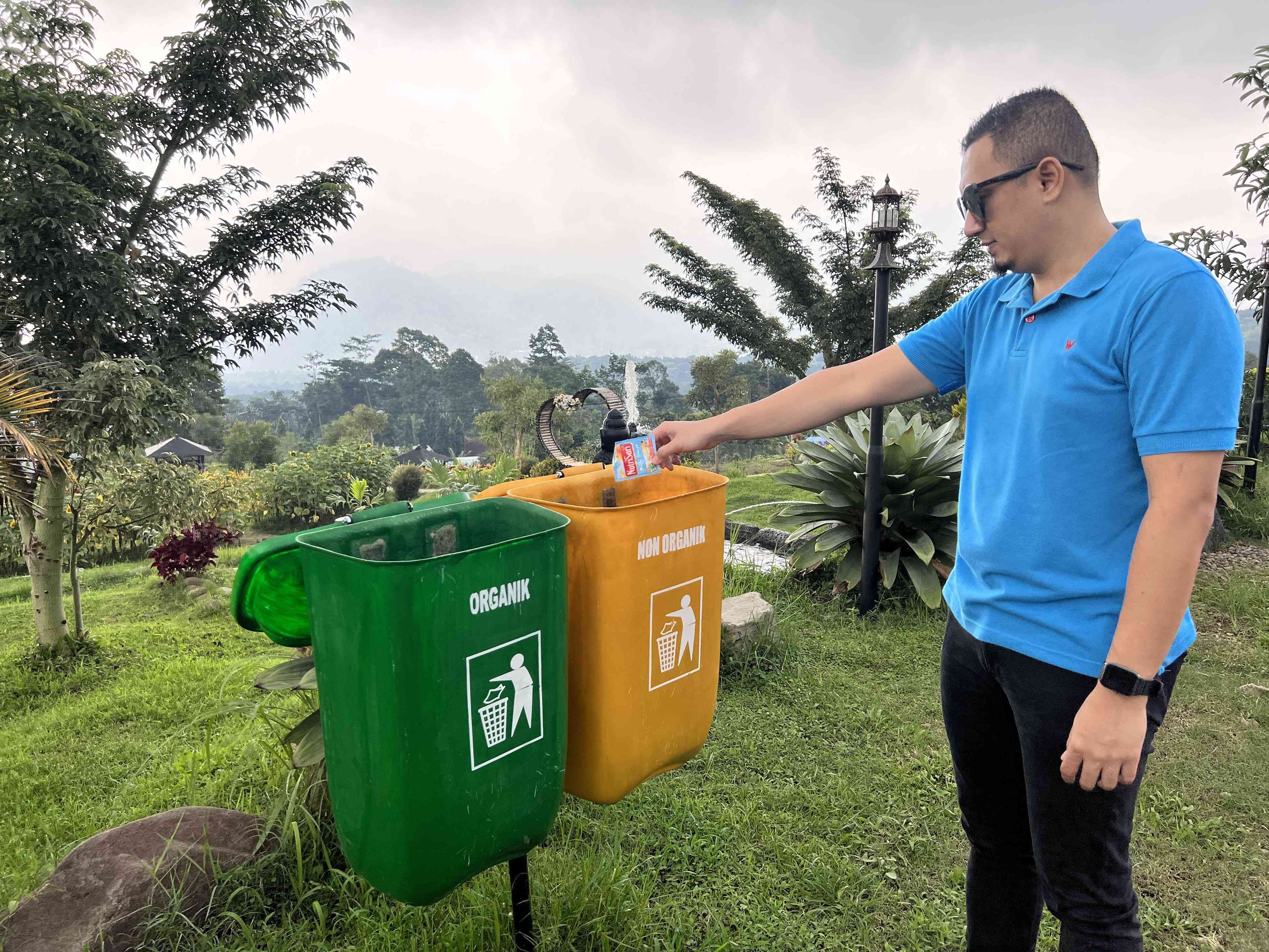 Membuang sampah pada tempatnya. Sumber: dokumentasi pribadi