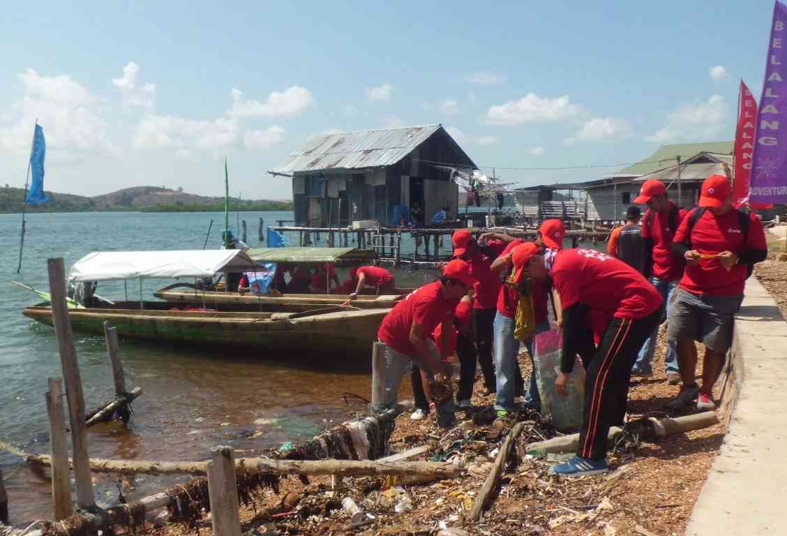 Membantu membersihkan sampah. | Foto Dokumentasi Pribadi.