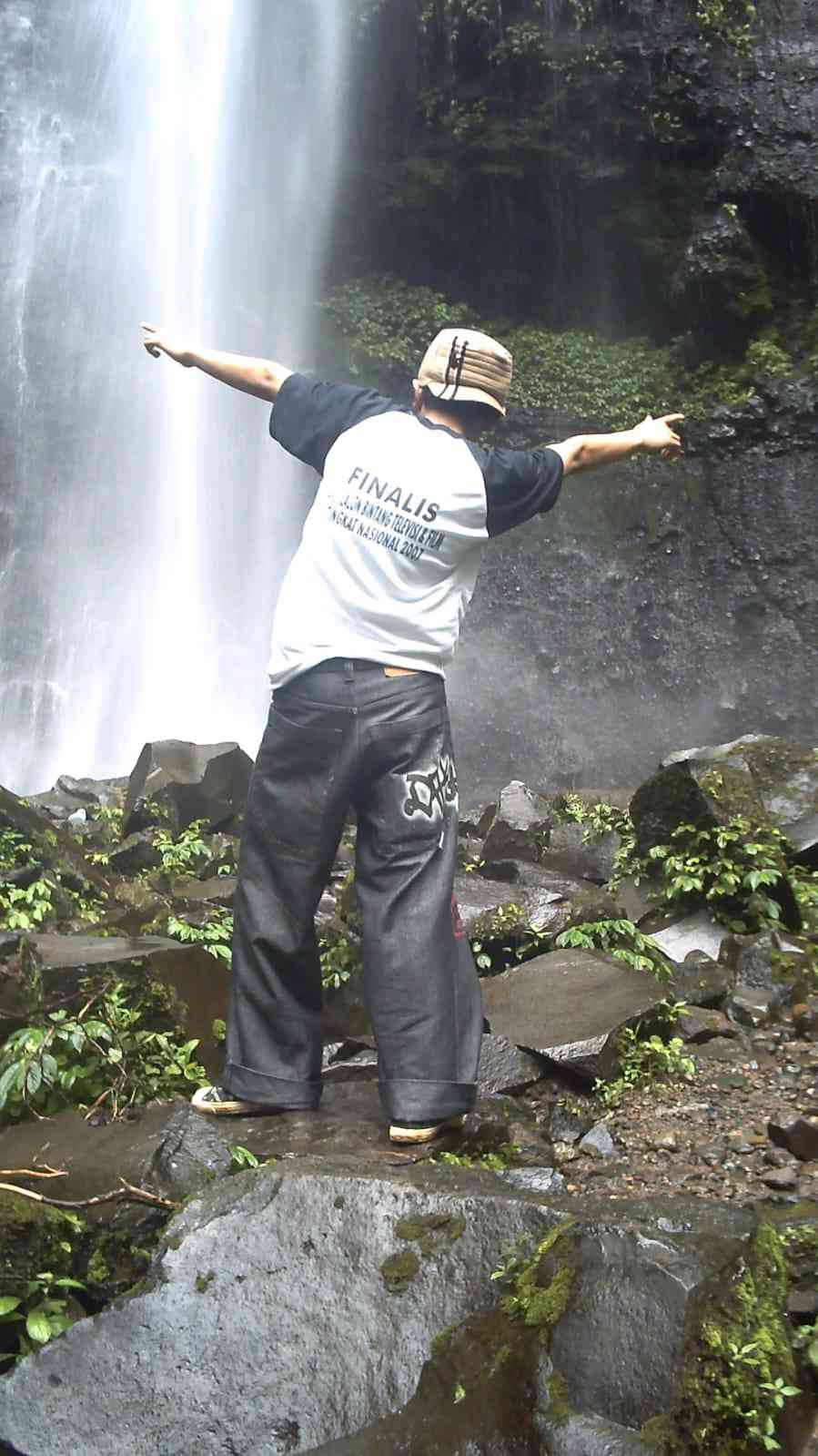 Asyiknya menikmati dingin air terjun Curug Cibeureum Sukabumi/Raja Lubis