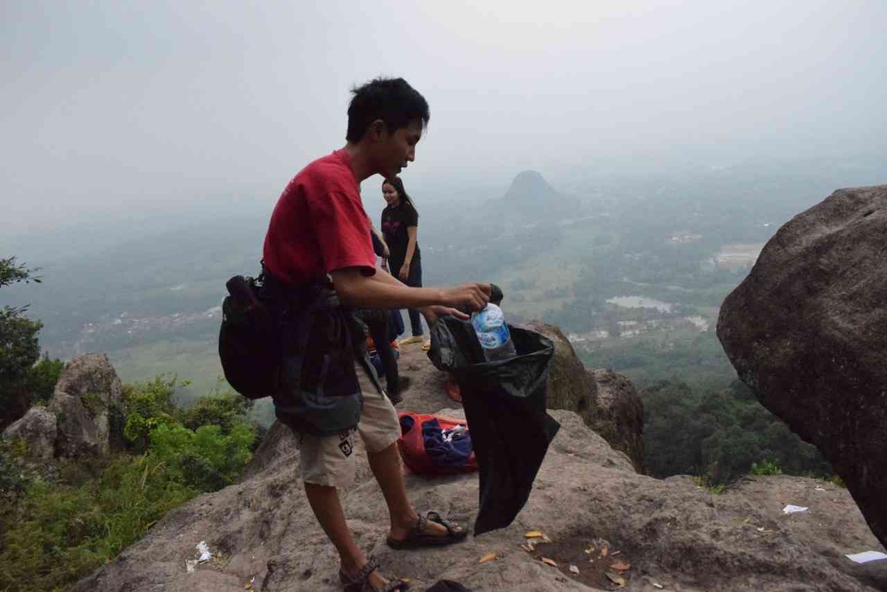 Bahkan di puncak bebatuannya Munara pun ada sampah, sumber: dokpri