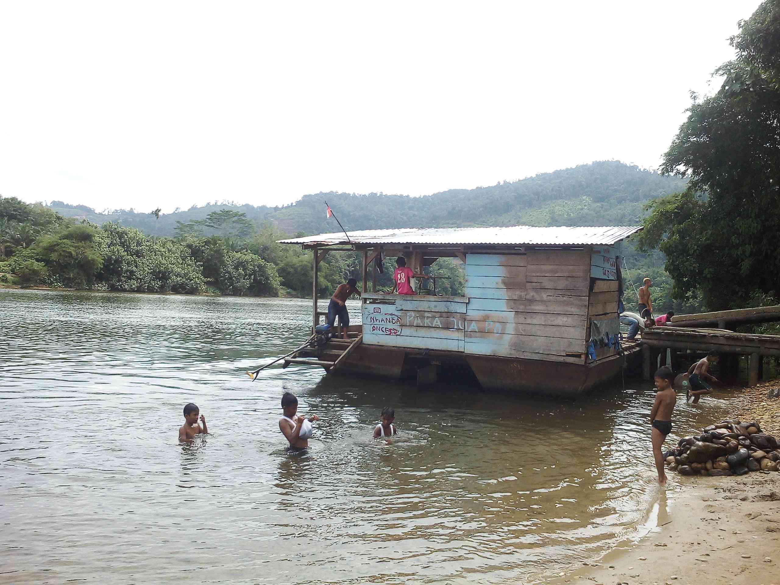 Perahu yang dijadikan untuk penyebrangan. Foto: Sofiah.