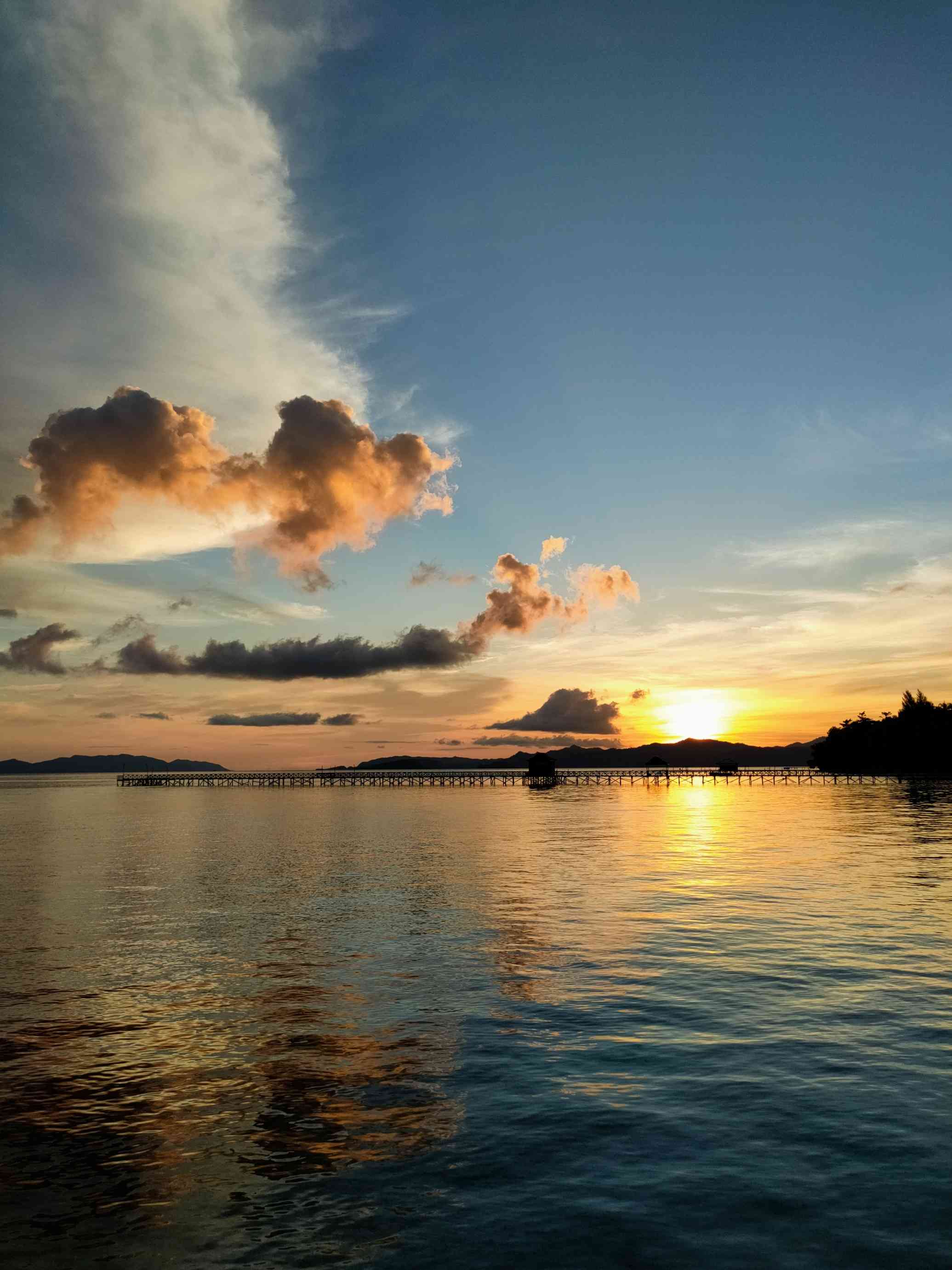 Sunset di Raja Ampat. Keindahan seperti ini sayang jika dirusak oleh sampah. (Foto: dok. pribadi)