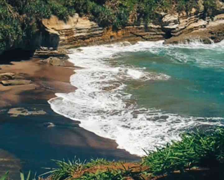 Debur ombak di Pantai Klayar (dokpri) 