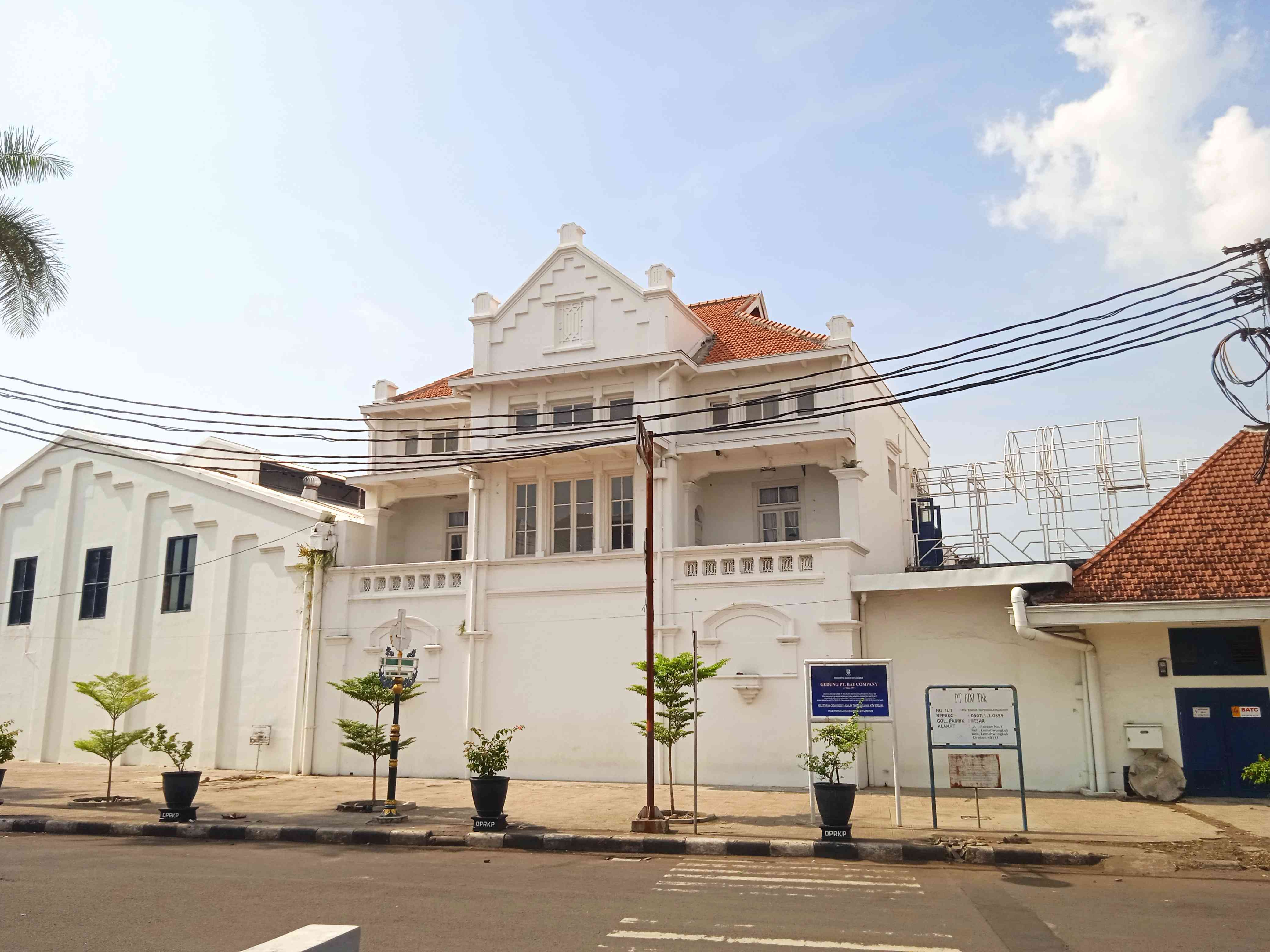 Gedung BAT penampakan dari sisi jalan, bangunan putih yang kokoh dan eksotis. (Dokpri)