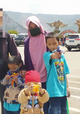 Anak-anak beli mainan di kawasan wisata Tangkuban Parahu