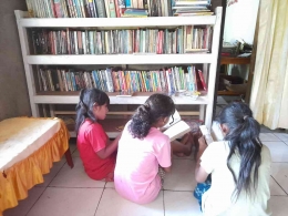 ilustrasi anak-anak pengunjung TBI membaca di ruang baca-sumber gambar: dokumentasi TBI Soa, NTT
