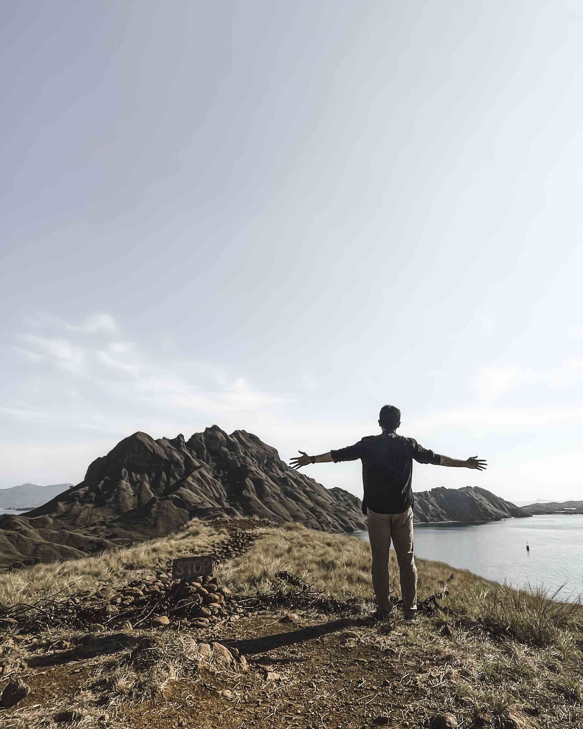 Keindahan Pulau Padar dari puncak. (sumber: dokumentasi pribadi)