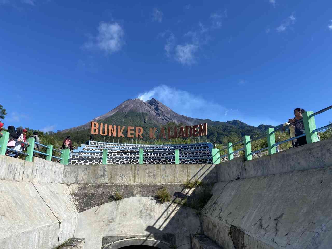 Bungker Kaliadem dan Gunung Merapi dengan langit cerah, sumber: dokpri