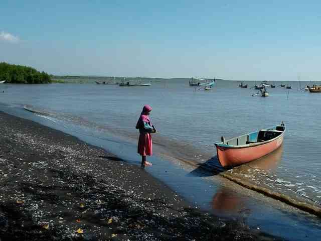 Di pinggir pantai (Sumber: dokumen pribadi)