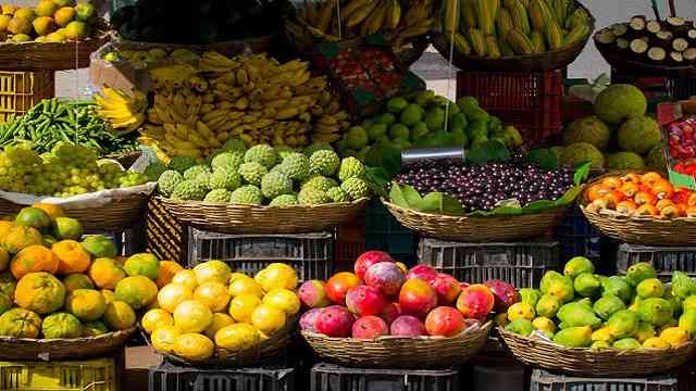 Lapak buah di bulan puasa, lebih banyak buah-buahan dibandingkan dengan bulan biasa (dok foto: aramedia.id)