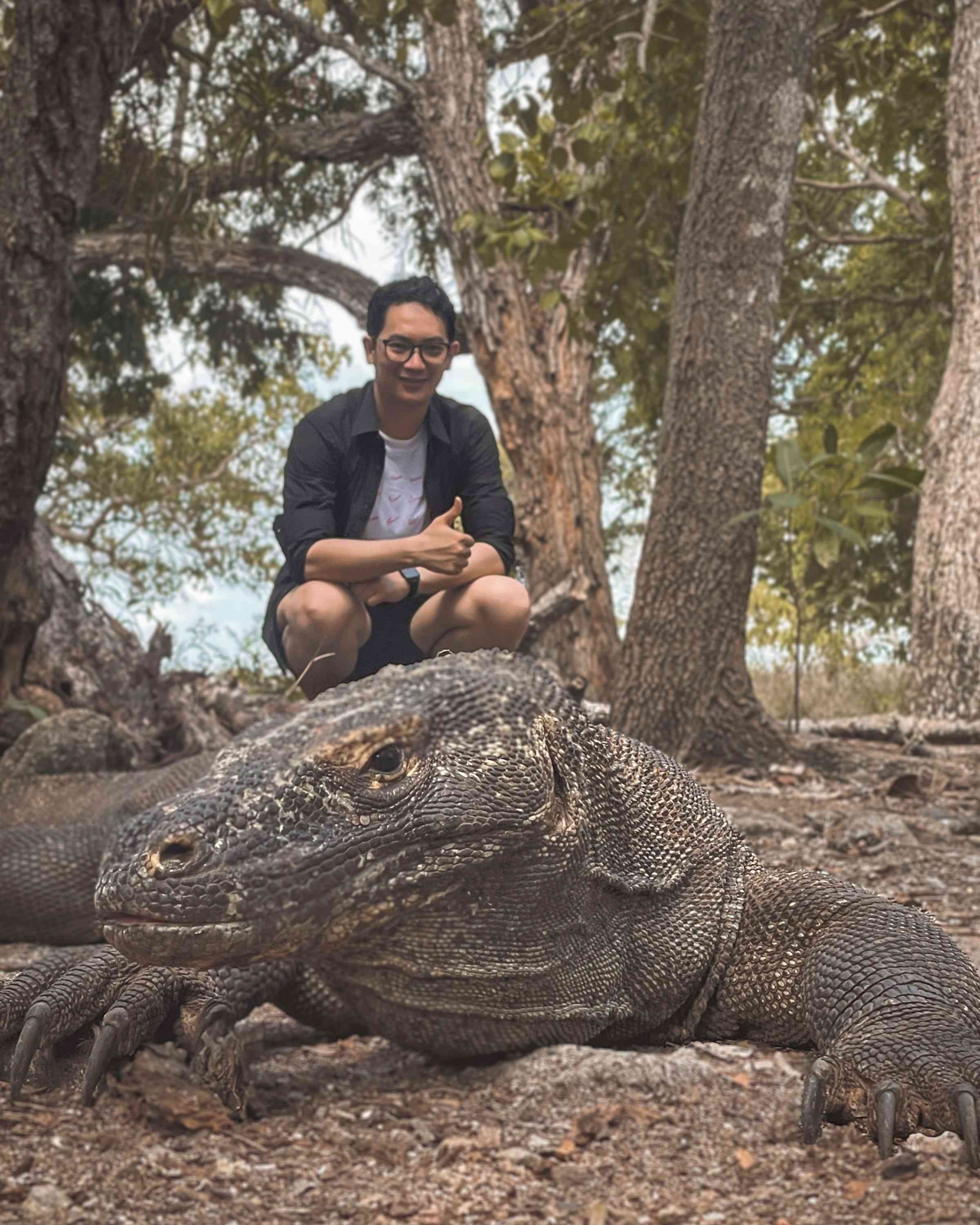 Berfoto bersama komodo di Pulau Komodo. (sumber: dokumentasi pribadi)