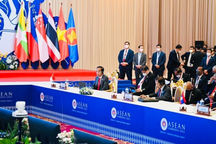 Presiden Joko Widodo saat mengikuti Sidang Pleno Konferensi Tingkat Tinggi (KTT) ASEAN di Phnom Penh, Kamboja, Jumat (11/11/2022).(Dokumentasi/Sekretariat Presiden via kompas.com)