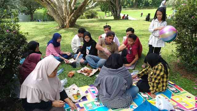 Makan bersama keluarga di Kebun Raya Cibodas (Dok. Didno)