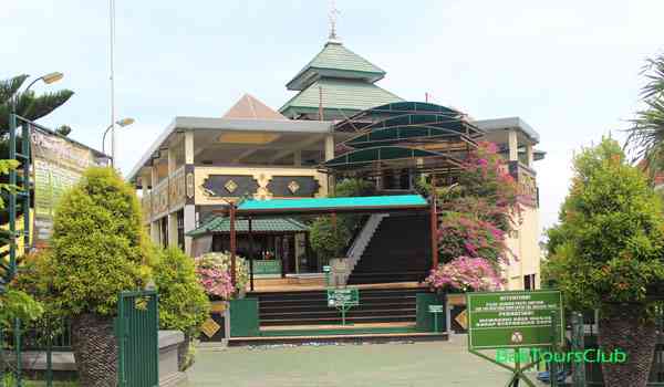 Masjid Agung Ibnu Batutah di Puja Mandala tempat peribadatan 5 agama (foto : balitour.com)