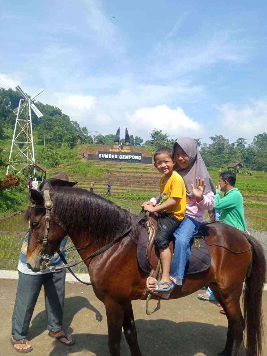 Naik kuda di Wisata Sawah Sumber Gempong, Mojokerto (dok. pri).