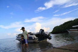 Anak-anak asyik main di Pantai Bama (dok. Bukanbocahbiasa.com)