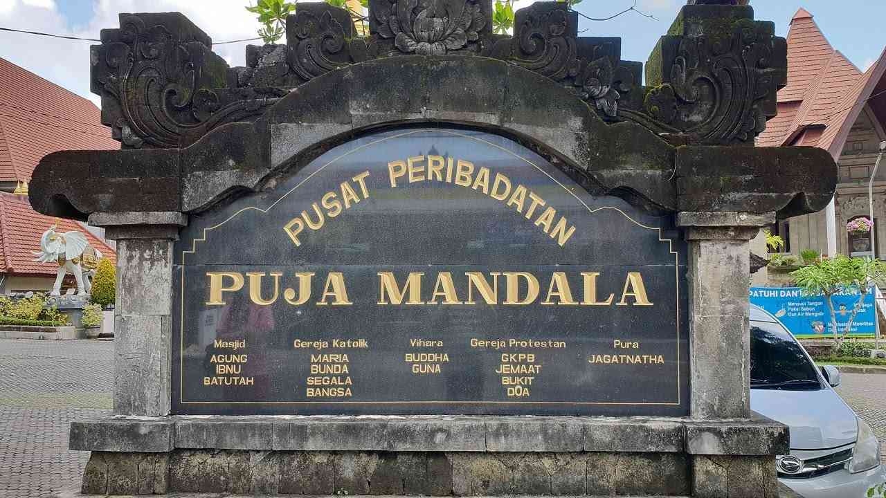 Tugu Puja Mandala berisi nama-nama temoat peribadatan 5 agama (foto : IDN.Times.com)