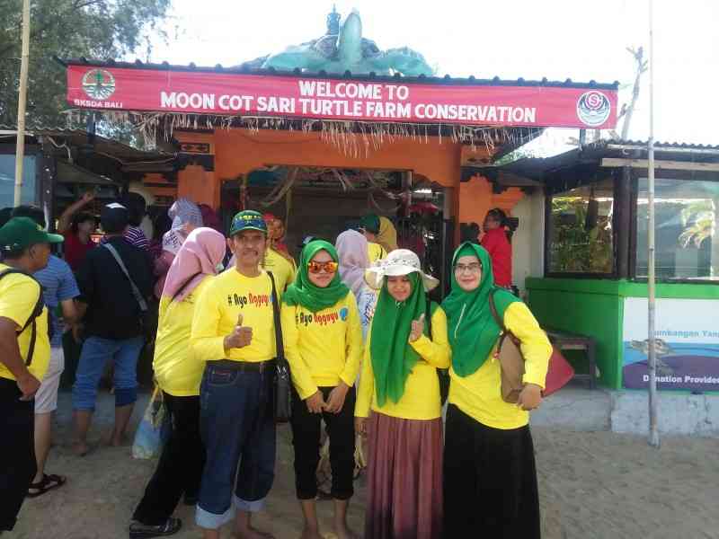 Momen bersama keluarga di depan penangkaran penyu di Pulau Penyu (foto dokpri)