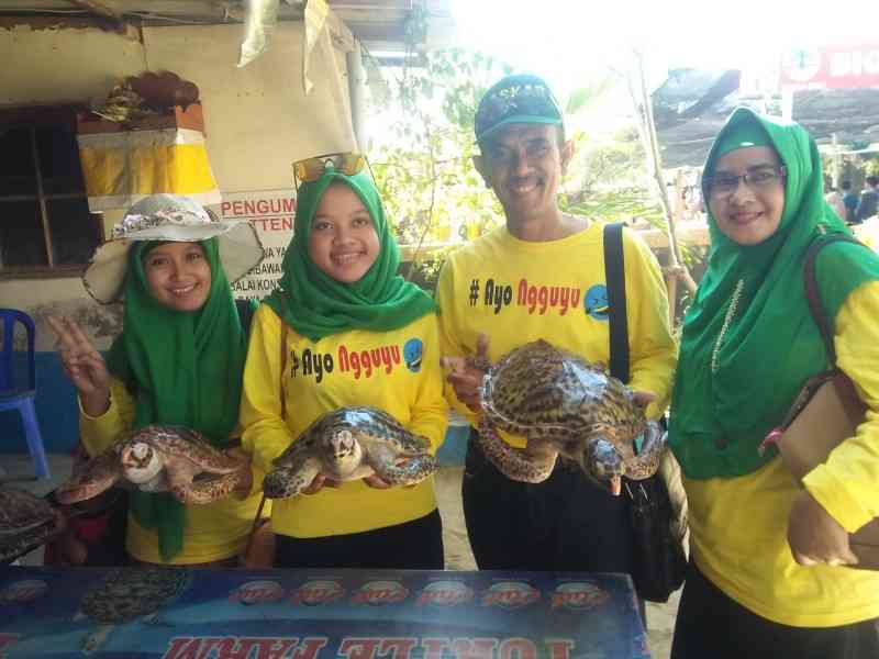 Penulis bersama istri dan kedua putri sambil memegang penyu (foto : dokpri)