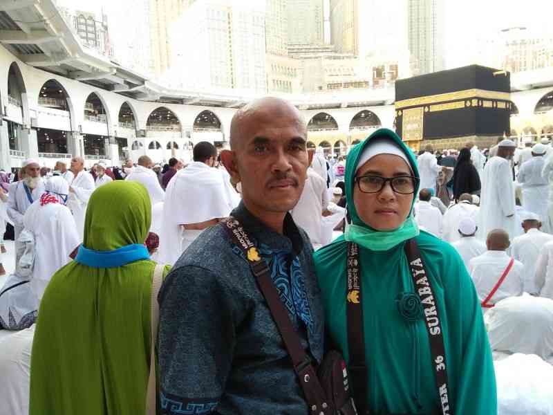 Di depan Baitullah bersama istri (foto : dokpri)