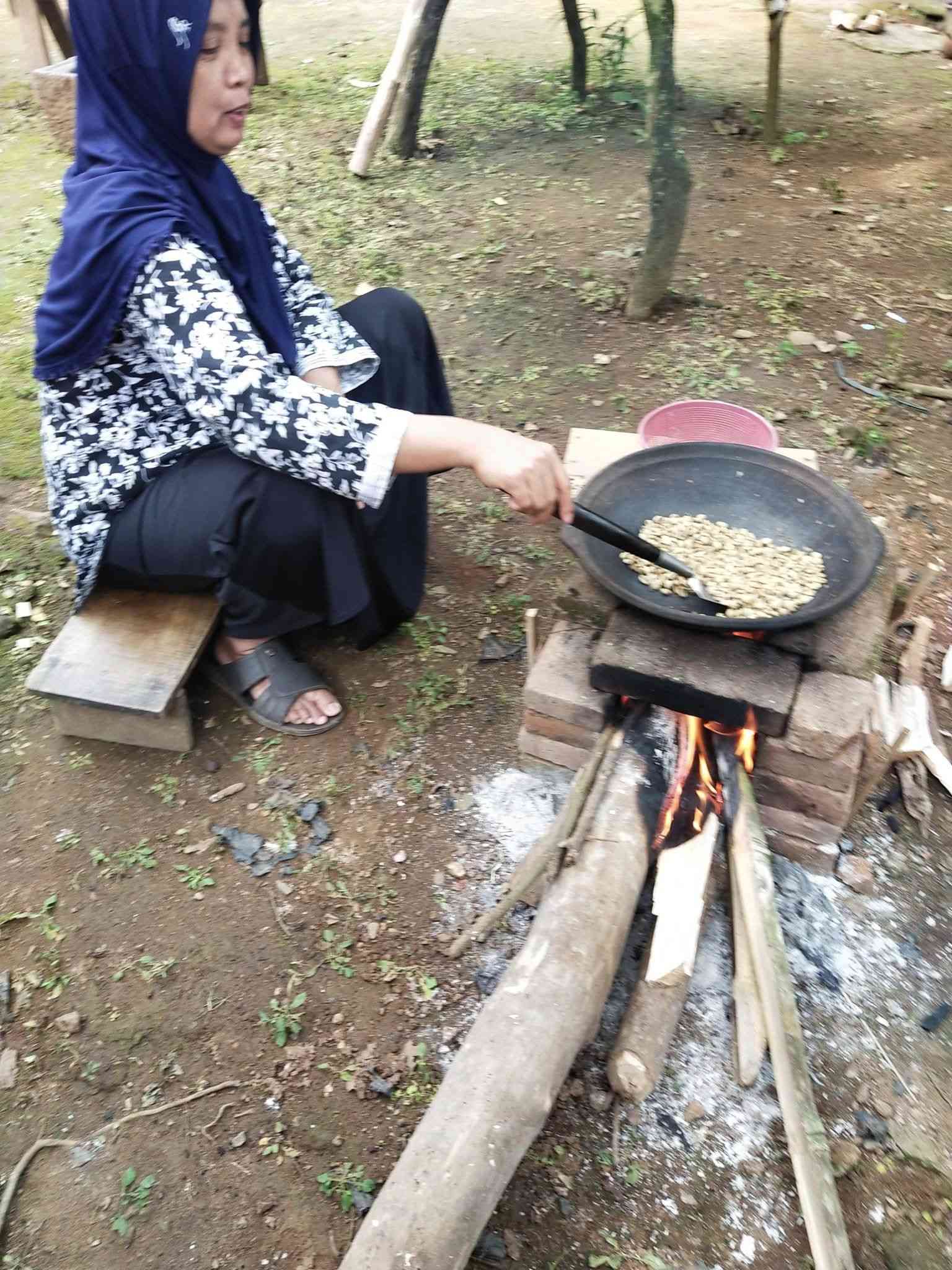 roasting kopi manual oleh warga setempat, dokpri