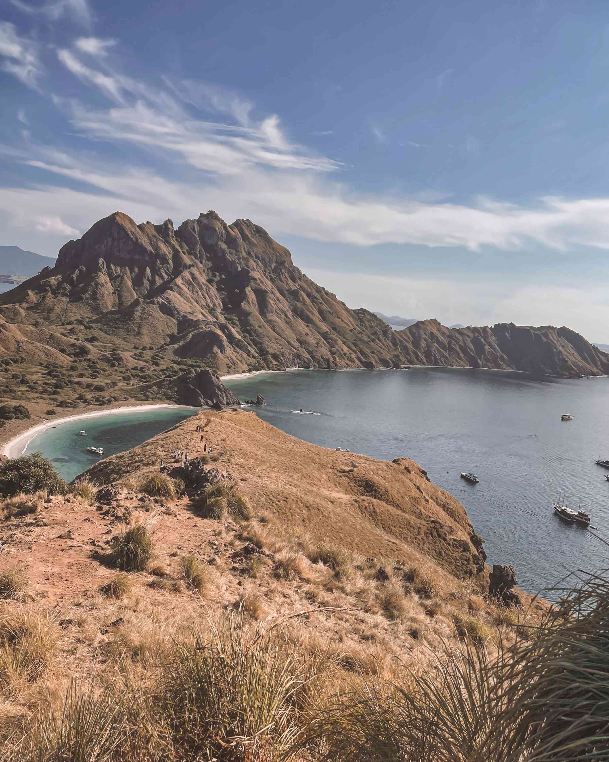 Savana Pulau Padar berwarna cokelat saat musim kemarau. (sumber: dokumentasi pribadi)