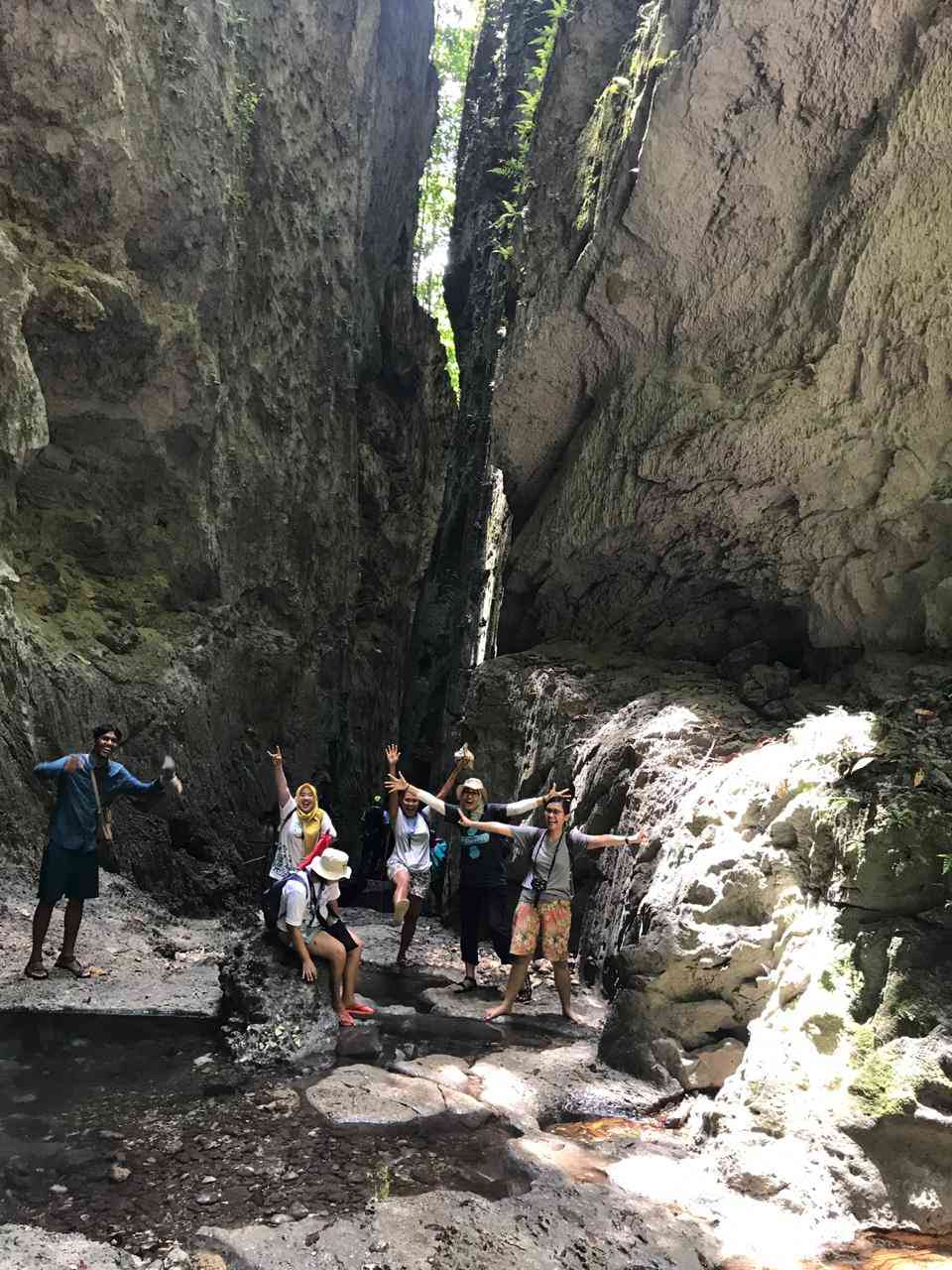 salah satu gua di pelosok hutan Papua (dokpri)