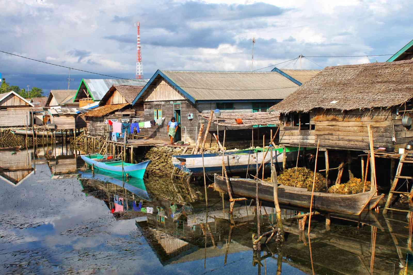 Rumah-rumah panggung di atas lautan (foto by widikurniawan)