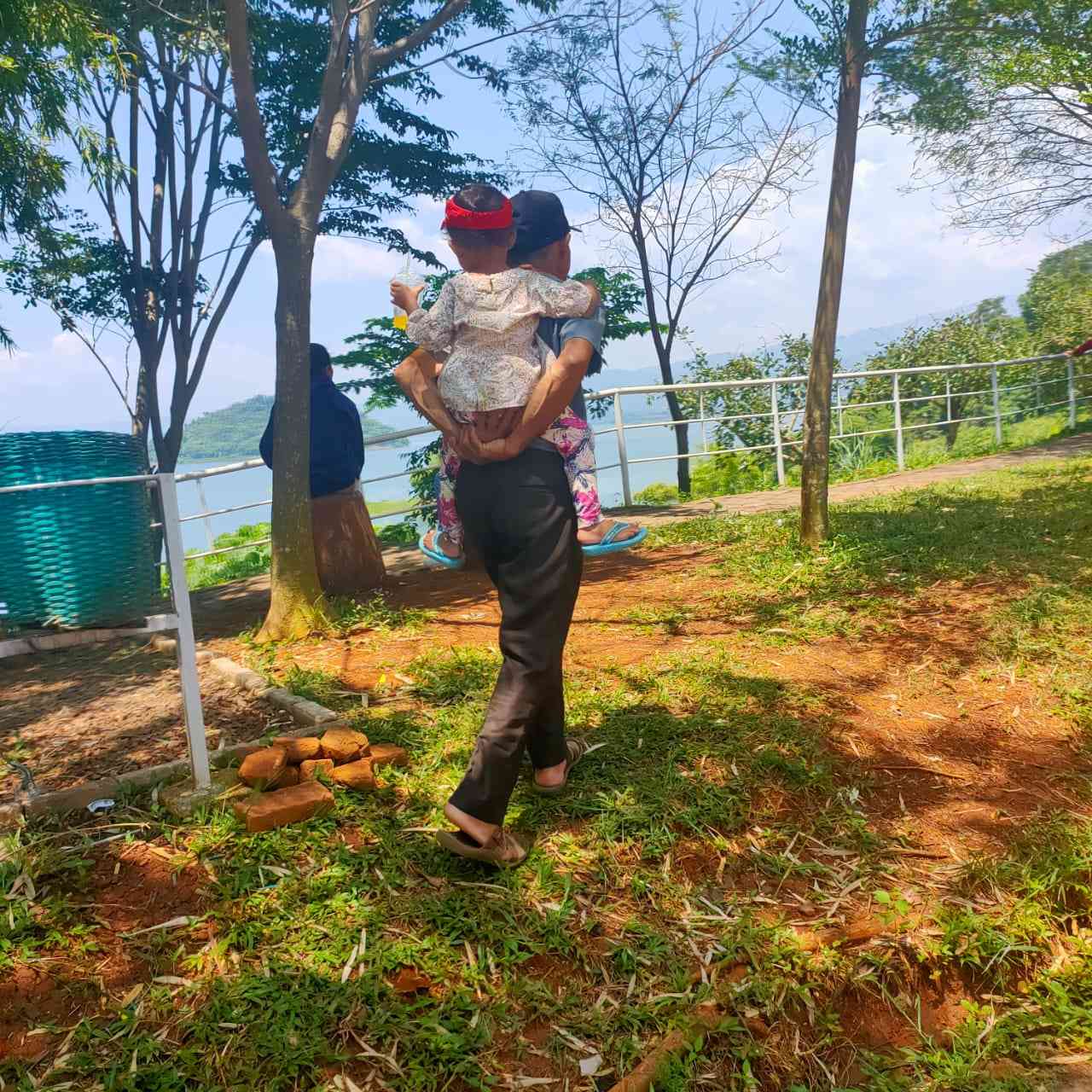 Ilustrasi menyusuri jalan setapak (Dok.Pribadi)