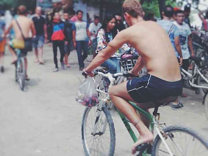 Jalan kaki atau sepedaan di Gili Trawangan, Lombok. (Foto Akbar Pitopang)