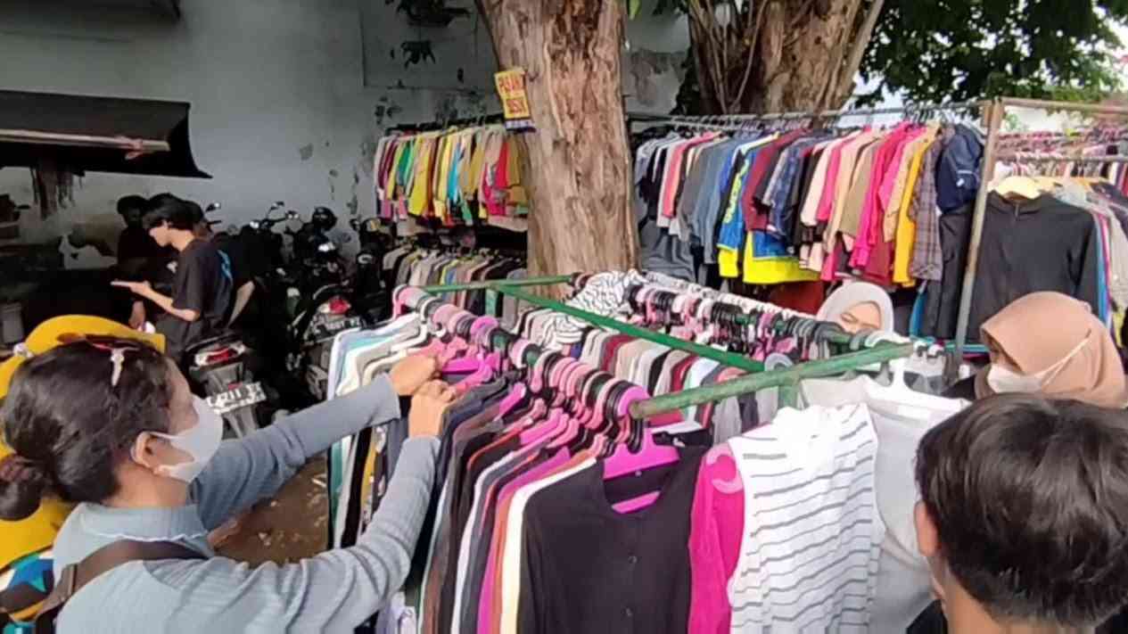 Baju bekas tetap menjadi pilihan masyarakat, Senin (17/4/2023) (Foto tvonenews.com) 