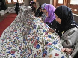 Beberapa wanita sedang bekerja untuk membuat selendang Kashmir. | Sumber: Hindustan Times